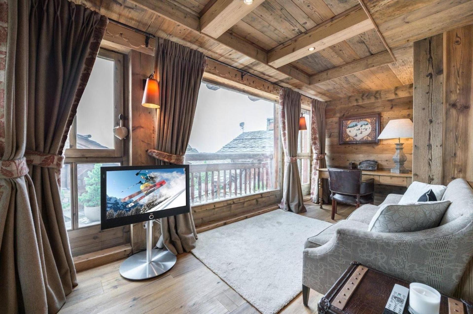 Chalet With Jacuzzi In *